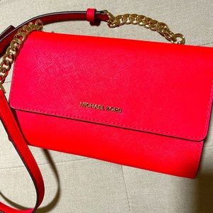 Jet Set Travel Medium Saffiano Leather Smartphone Crossbody Bag Red